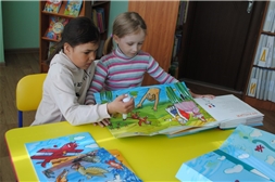 Новые книги в подарок юным читателям спецбиблиотеки от благотворительного фонда «Иллюстрированные книжки для маленьких слепых детей»